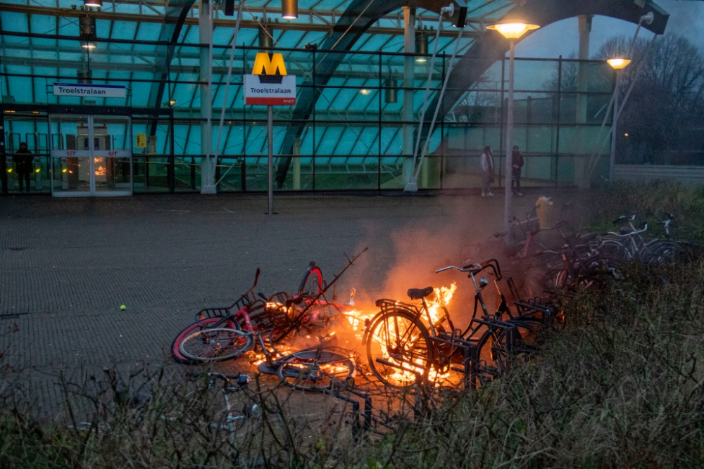 Fietsen in brand gestoken bij metrostation Troelstralaan