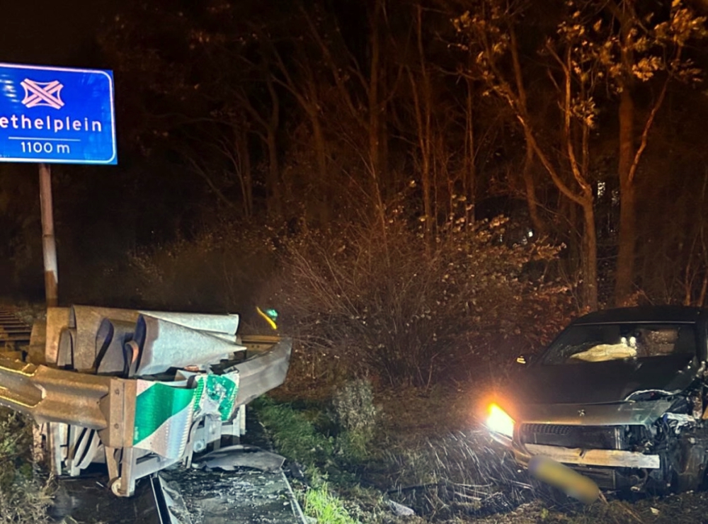 Eenzijdig ongeval op A20, één inzittende gewond, één gevlucht