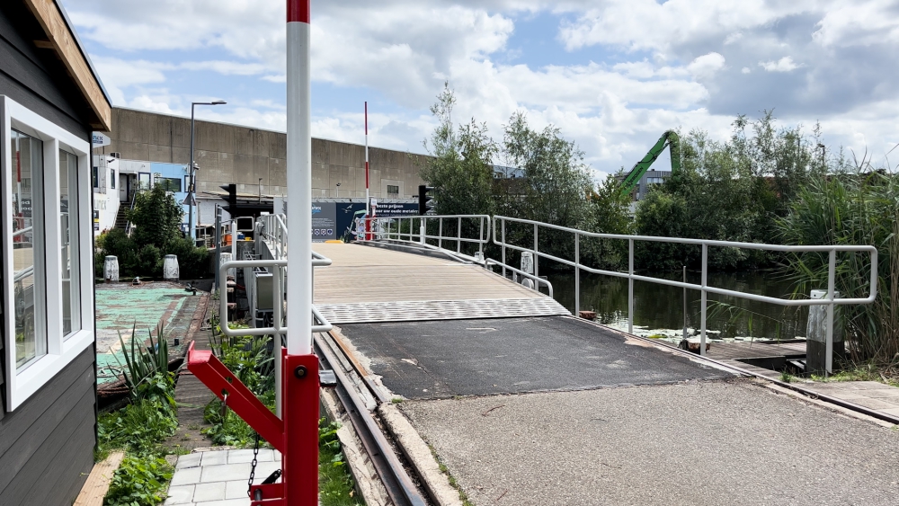 Schiedammers blij dat rolbrug er weer ligt: ‘Ik ben alweer vergeten dat het renoveren langer duurde’