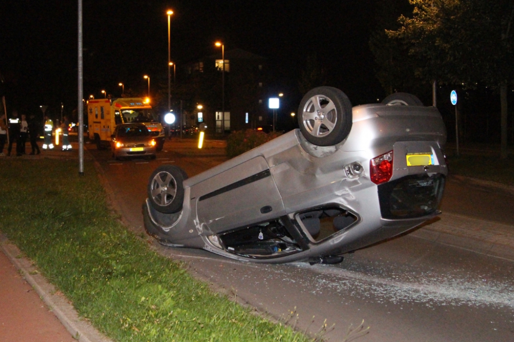 Macht over het stuur kwijt: auto over de kop