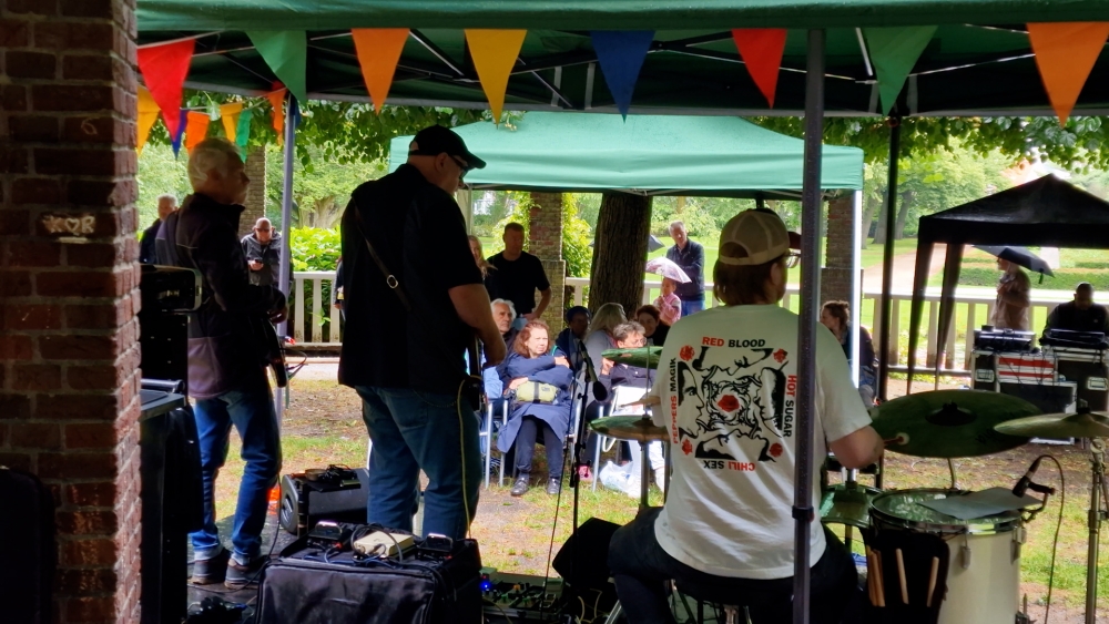 Feest in de regen: Cultuur Borrelt trekt volle zalen in Julianapark