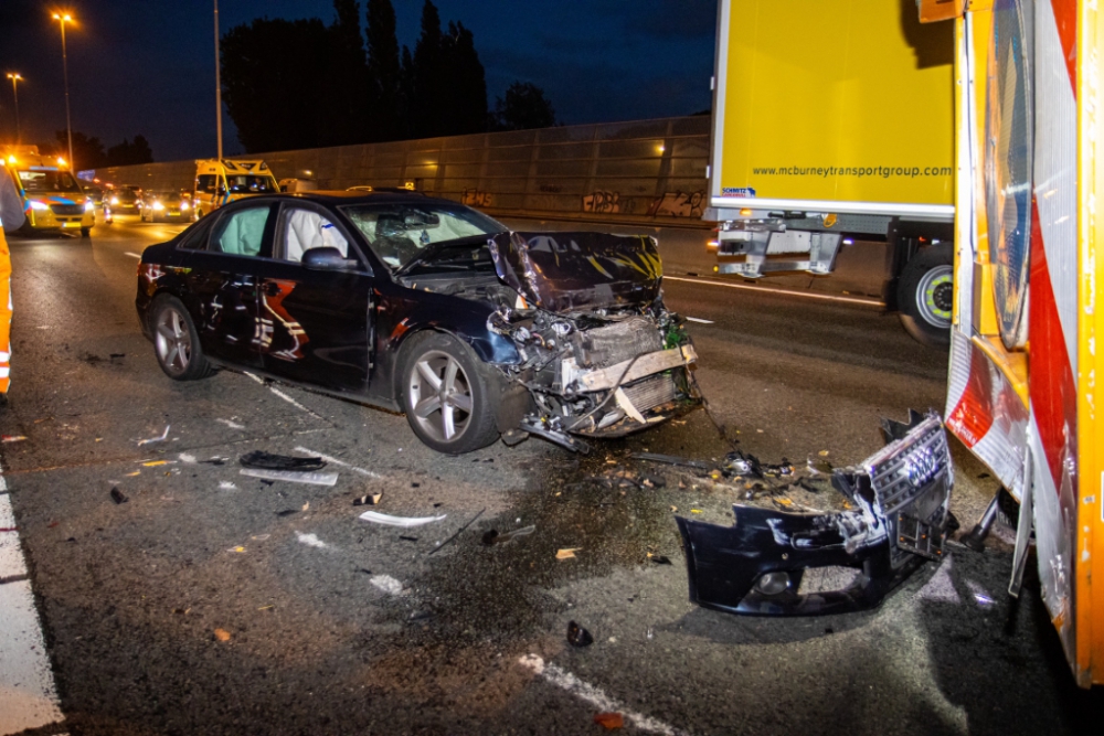 Dronken vrouw rijdt met auto frontaal op pijlwagen op de A20