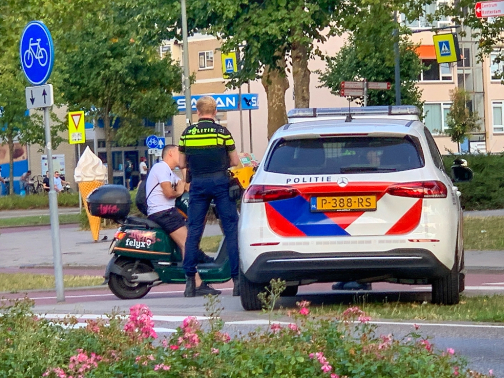 Bestuurder betrapt op rijden zonder helm, is ruim 100 euro lichter