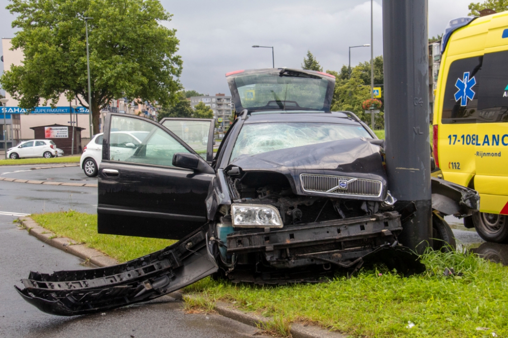 Auto ramt paal bij Nieuwlandplein