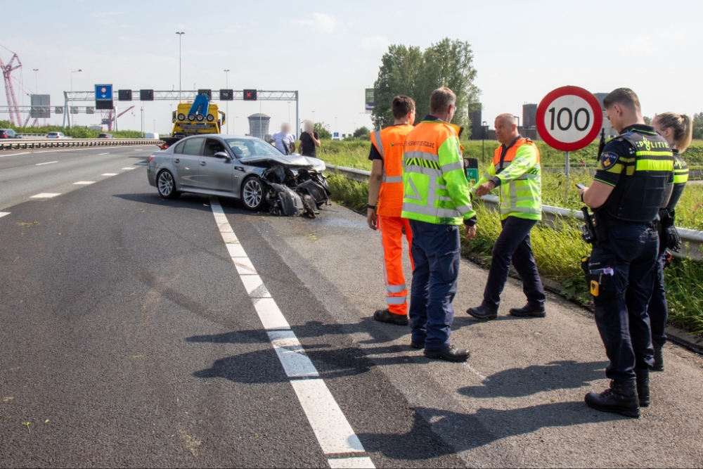 Auto raakt vangrail op snelweg hard, oprit afgesloten