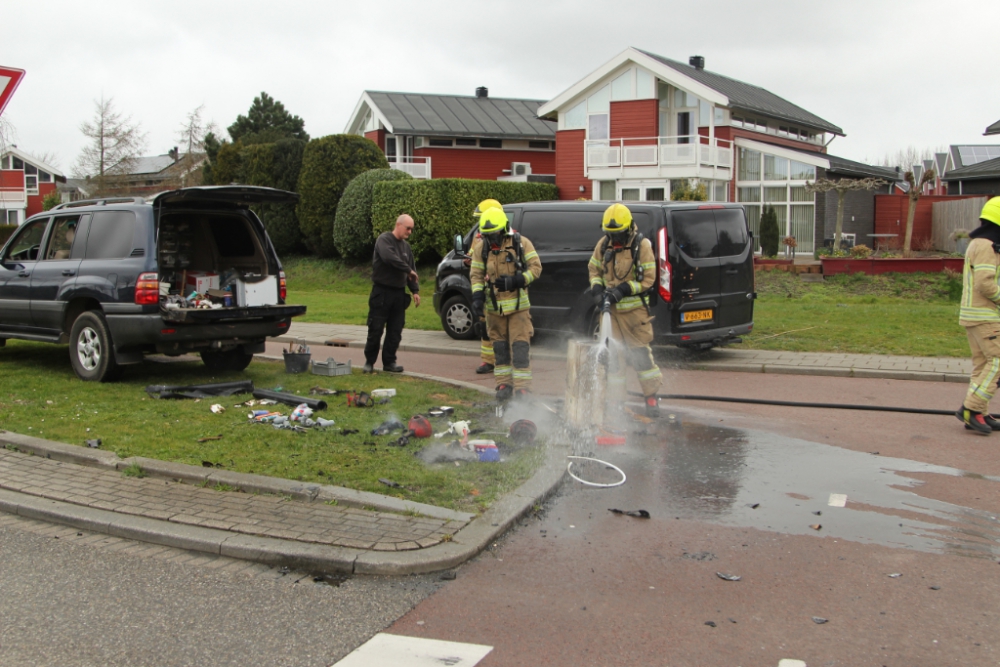 Bestuurder lichtgewond na brand in auto