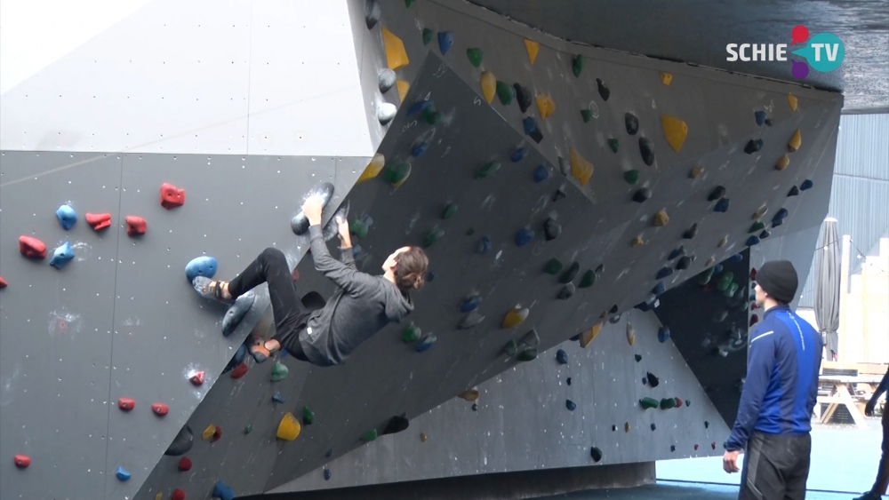 Van de boulderwand bij de Euroscoop wordt goed gebruik gemaakt