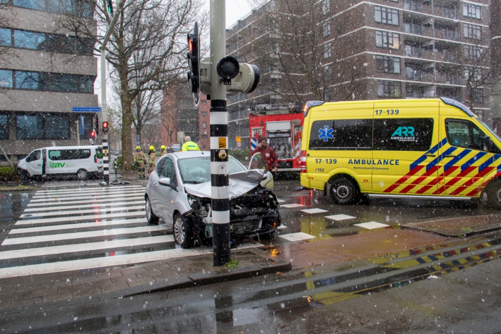 Meerdere gewonden en flinke ravage na aanrijding op kruispunt &#039;s Gravelandseweg