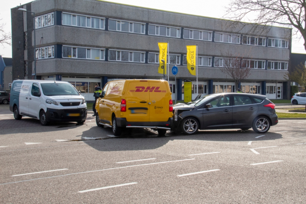 Drie auto&#039;s knallen op elkaar op de &#039;s-Gravelandseweg