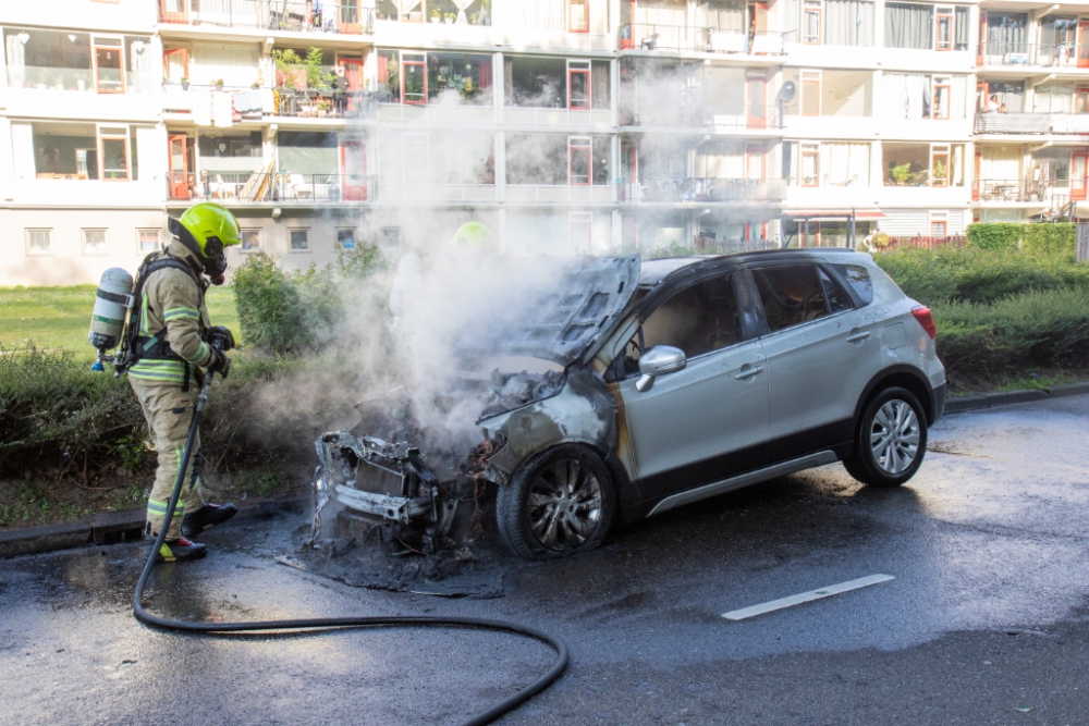 Auto vliegt tijdens rijden in brand; jongetje komt tekening brengen voor de eigenaar