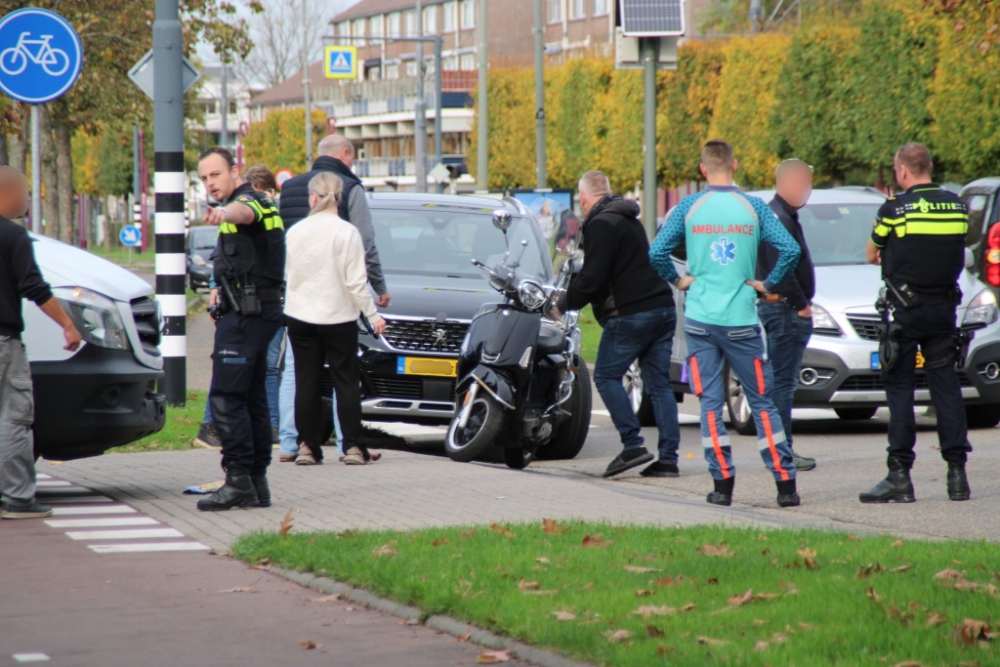 Bestelbus botst met scooter op Van Dalsumlaan