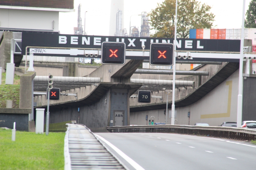 B buis Beneluxtunnel dicht door ongeval