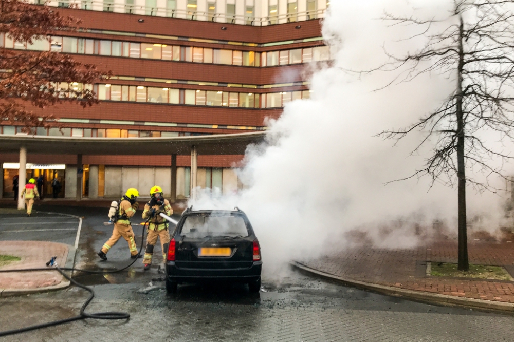 Auto in brand voor het ziekenhuis