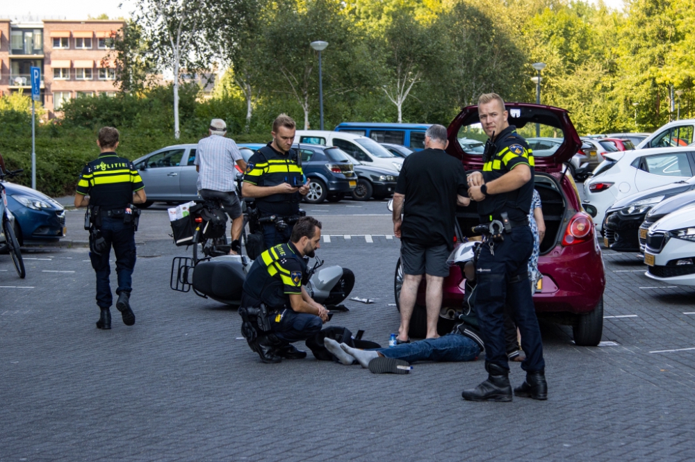 Scooterrijder raakt gewond bij aanrijding met auto op het Bachplein