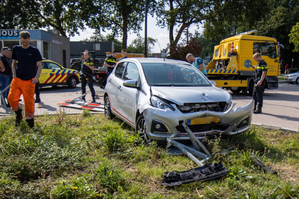 Automobilist wordt onwel en botst tegen betonnen put