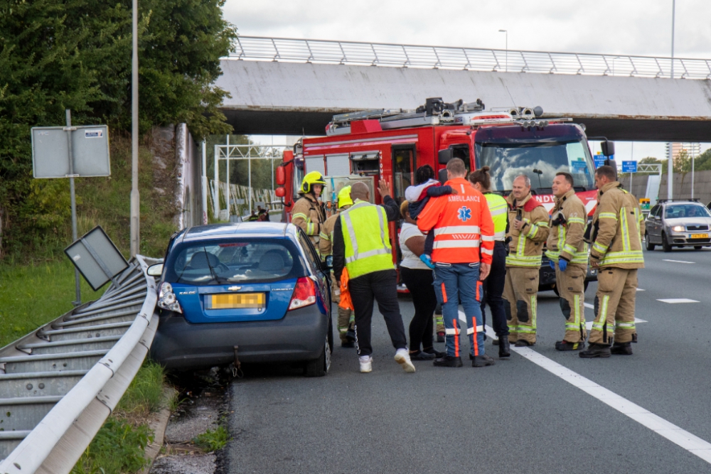 Auto schiet op snelweg over vijf rijstroken tegen de vangrail