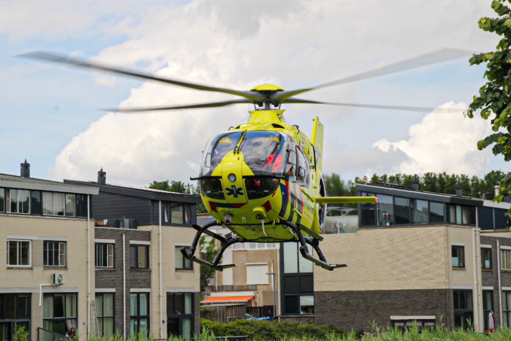 Traumahelikopter kort aan de grond voor inzet in Schiedam