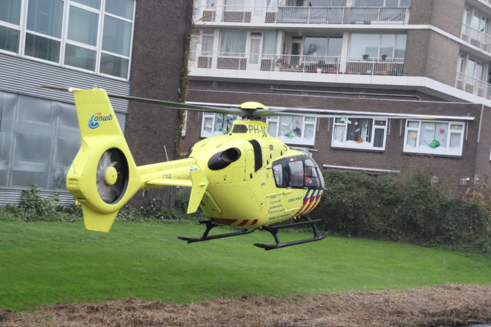 Traumahelikopter voor incident in metrostation Parkweg