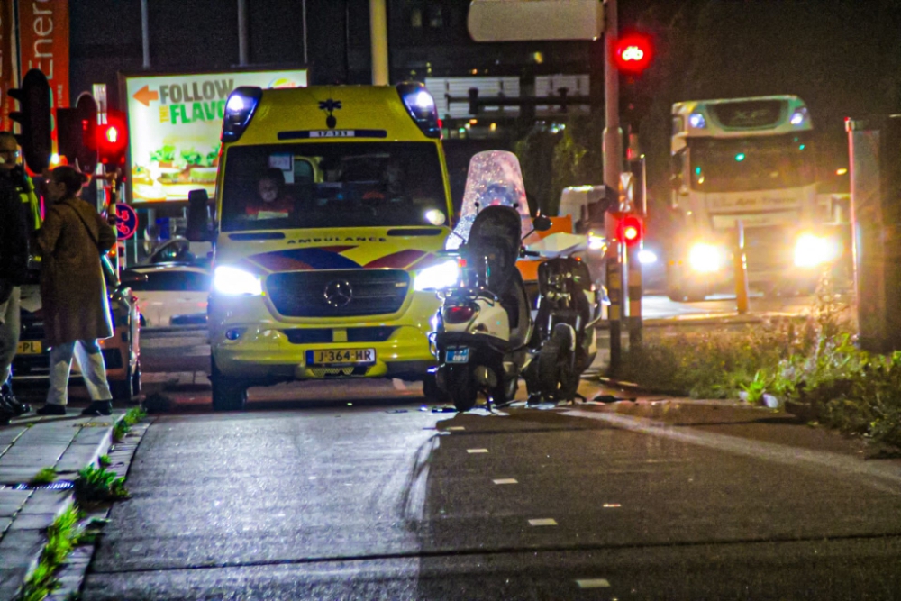 Scooters botsen frontaal op fietspad Vijfsluizen