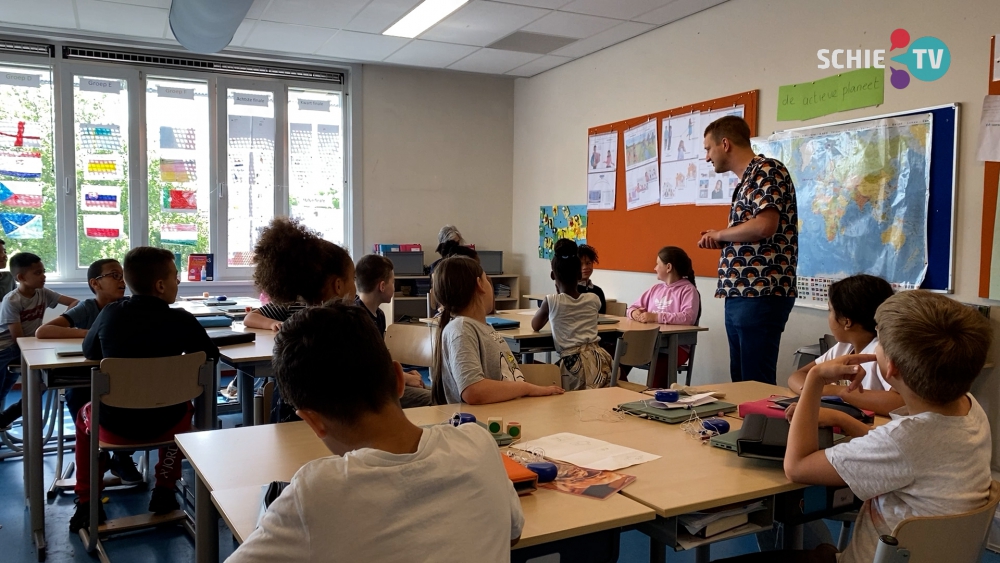 Kunstenaar Maarten Bel op bezoek bij basisschool De Kaleidoscoop: “Ze zijn door het dolle”