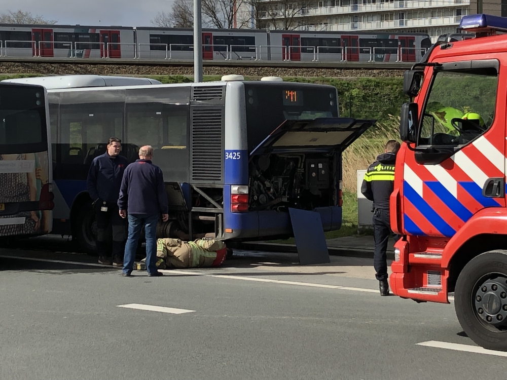 Motor bus vervangend vervoer Hoekse Lijn in de fik