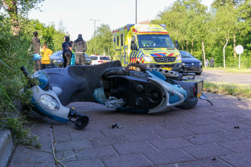 Joyrider zonder rijbewijs op moeders scooter: auto flink beschadigd en scooter total loss