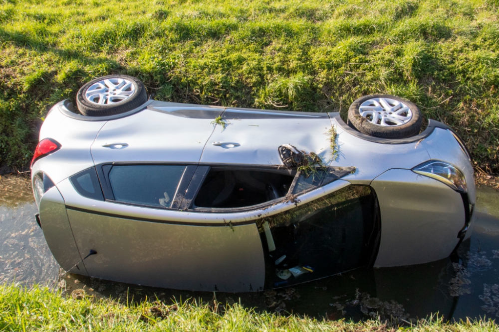 Auto te water op de Kerkweg