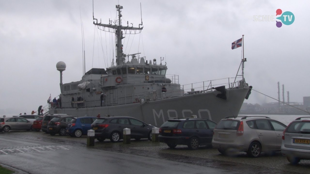 Mijnenjager Schip Zr. Ms &#039;Schiedam&#039; aan de Maasboulevard trekt veel bekijks