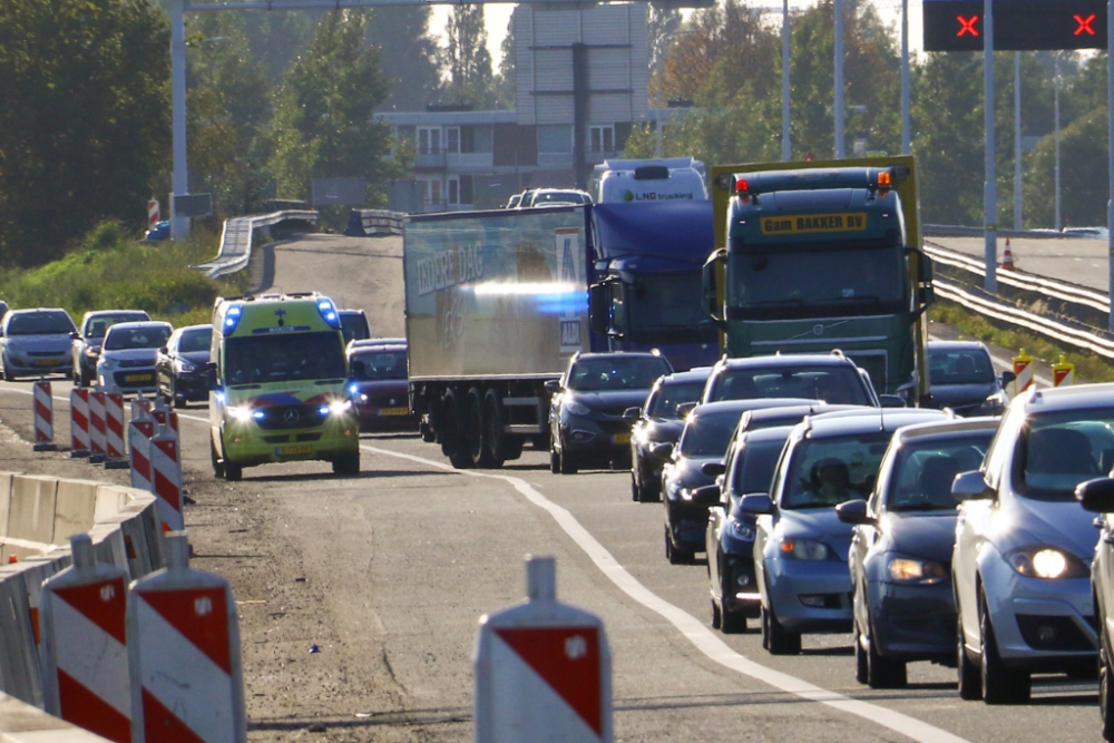 Flinke file op de snelweg na aanrijding