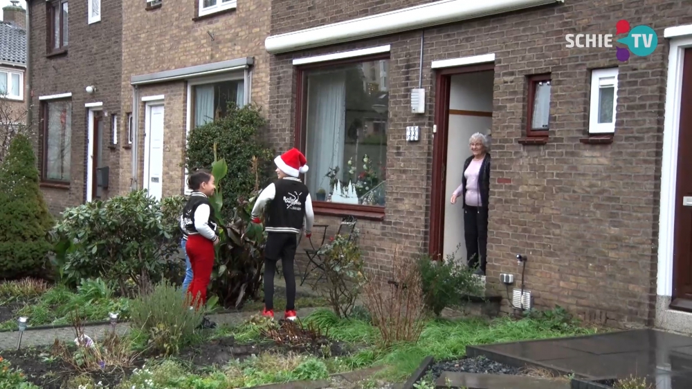 Balletschool komt een kerstdansje doen bij oudere leerlingen aan de deur