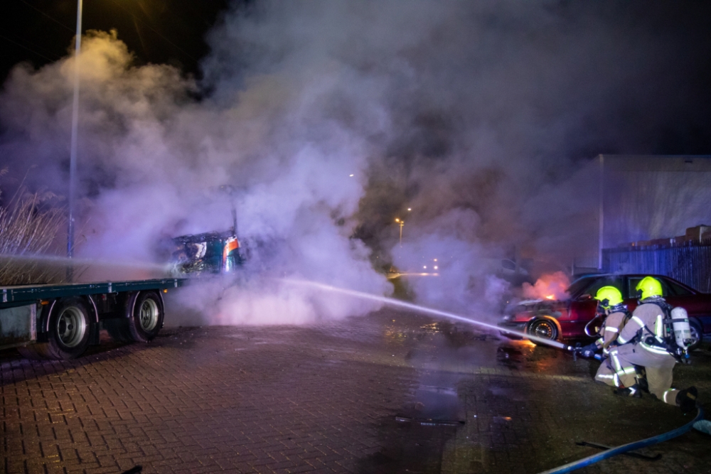 Vrachtwagen en personenauto in brand