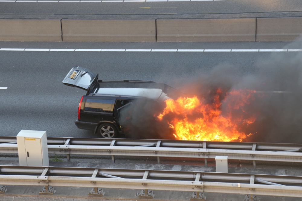 Auto in brand bij de Beneluxtunnel