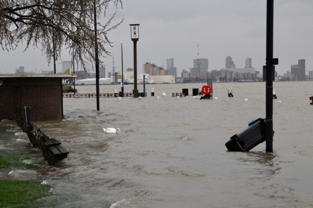 Kades bij Maasboulevard weer onder water