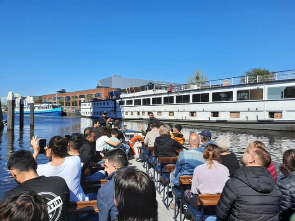 Vluchtelingen maken vlak voor vertrek tocht met Fluisterboot