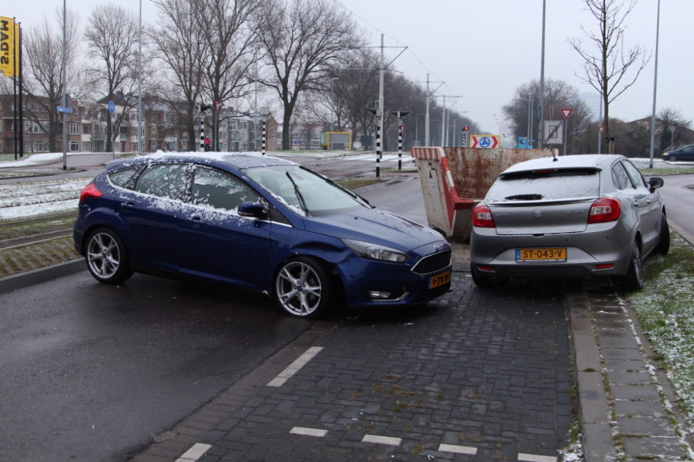 Auto knalt op geparkeerde auto&#039;s