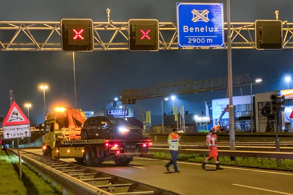 Auto crasht tegen vangrail bij Beneluxtunnel