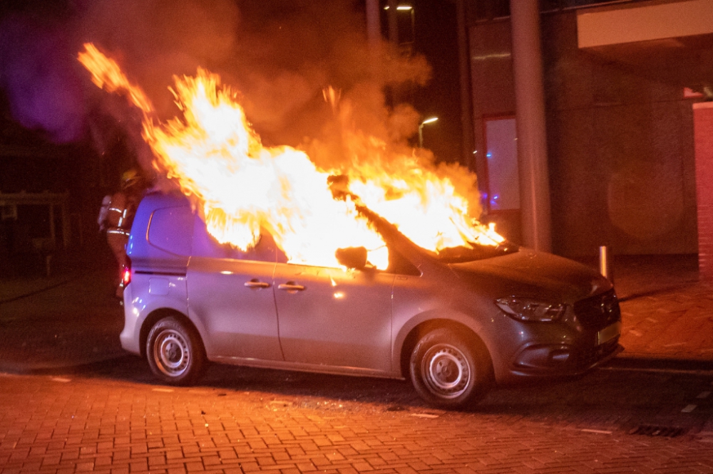 Geparkeerde auto op Emmaplein uitgebrand