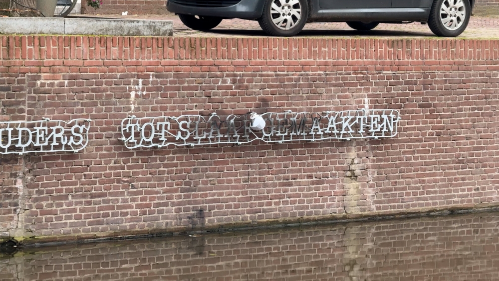 Slopers slavernijkunstwerk: ‘Laat Schiedam met rust’