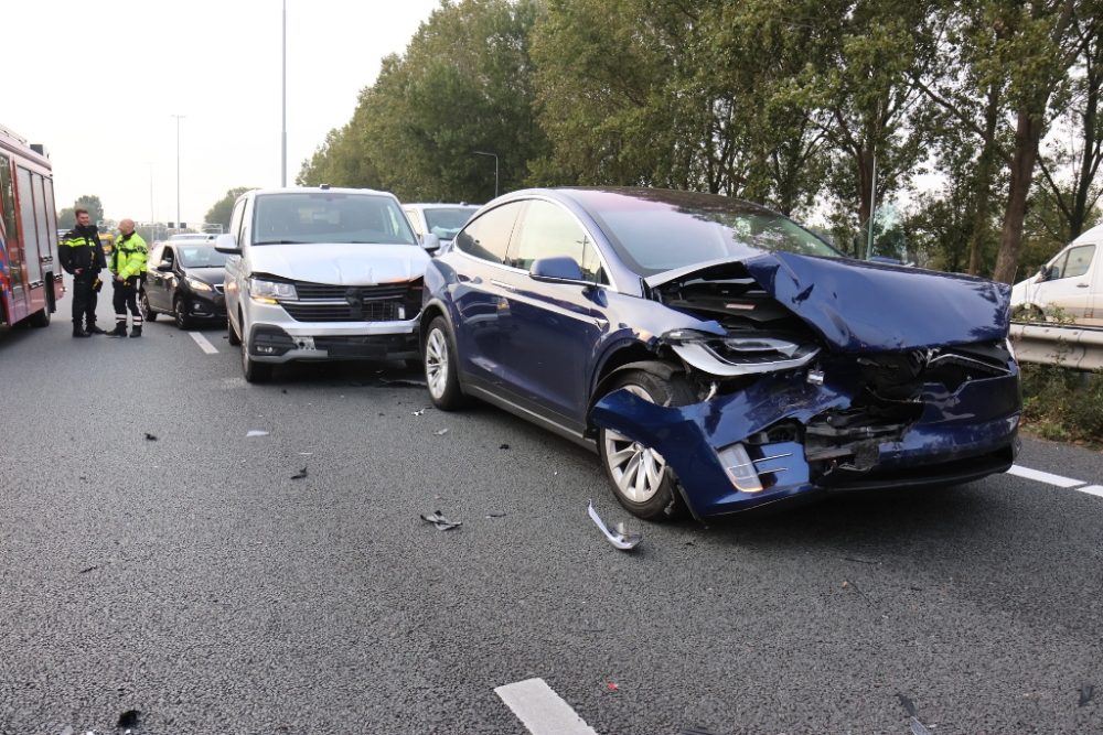 Snelweg dicht door ongeval met meerdere voertuigen