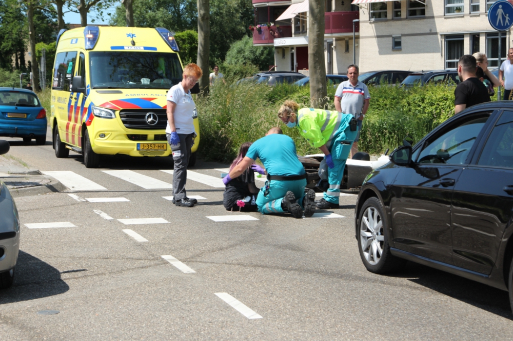 Scooterrijdster gewond na aanrijding met auto op de Slimme Watering