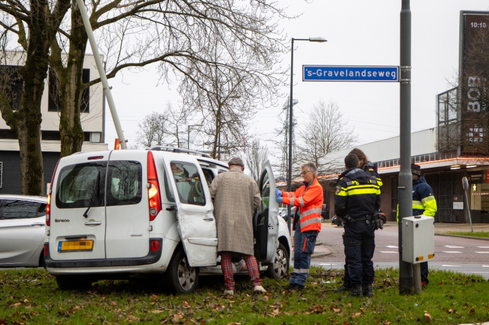 Auto tolt na aanrijding met oplegger, meisje naar het ziekenhuis