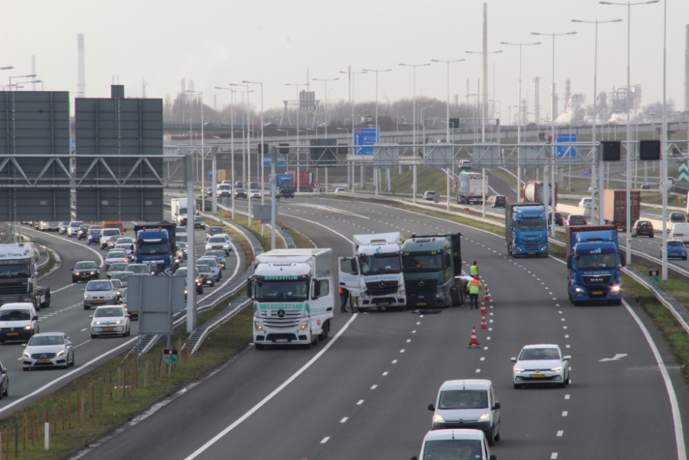 Drukte op de snelweg na ongeval vrachtwagens en personenauto