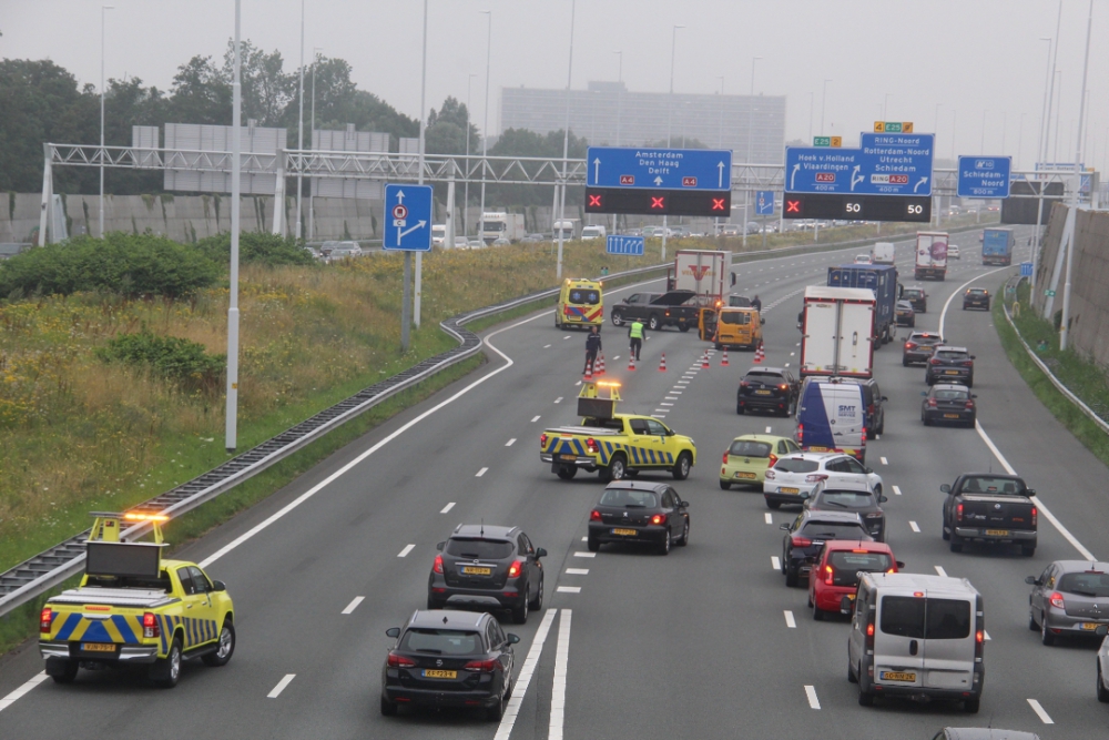 Auto komt dwars voor vrachtwagen tot stilstand op de A4