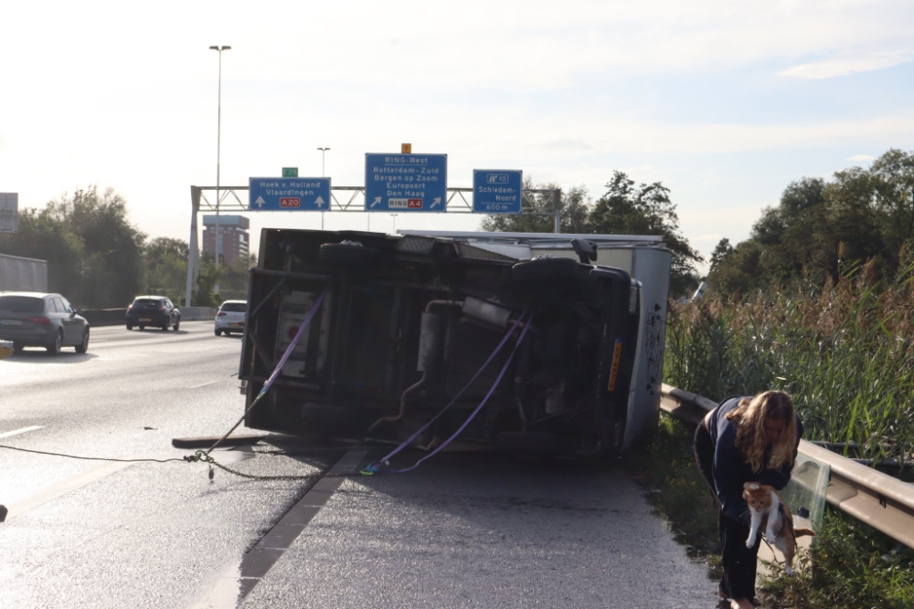 Camper op z’n kant op de A20, flinke file is het gevolg