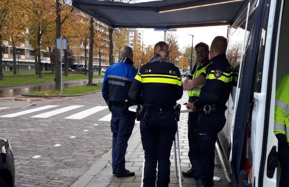 Politie, handhaving en belastingdienst controleren in Groenoord