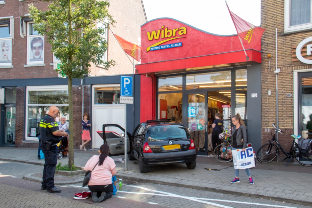 Man raakt in paniek: auto rijdt tegen gevel van de Wibra op de Groenelaan