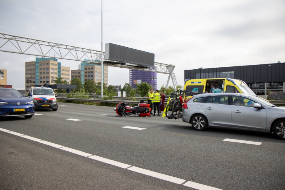 Motorrijder komt ten val op snelweg bij aanrijding