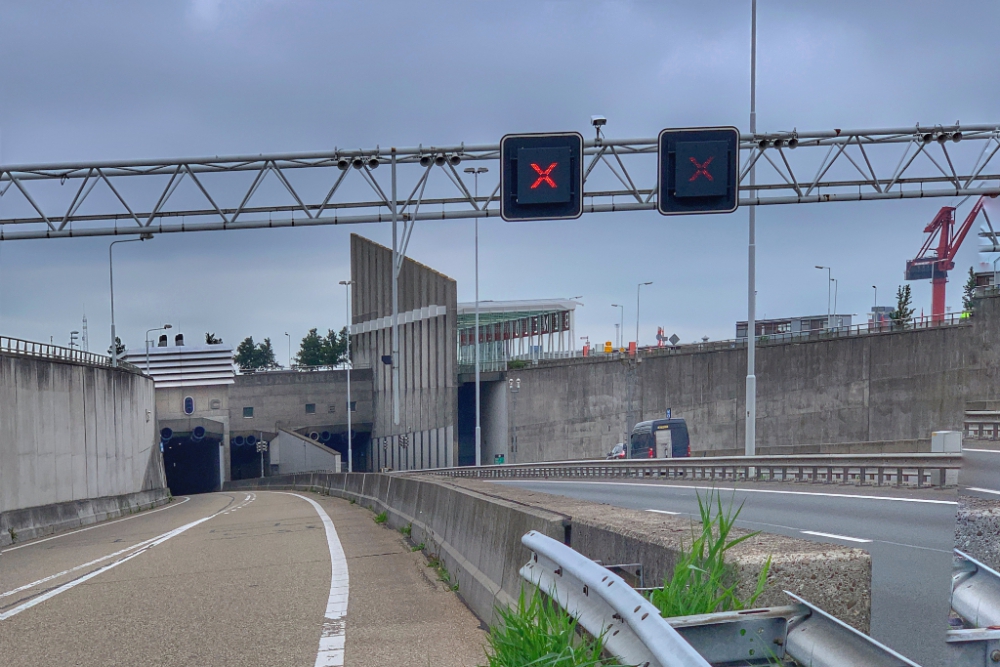 Files voor Beneluxtunnel door vrachtwagen met klapband