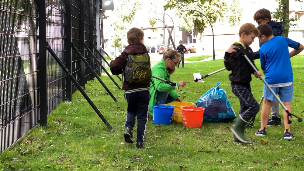 Kinderen gaan de uitdaging aan en ruimen park Jozef Oreliosingel op