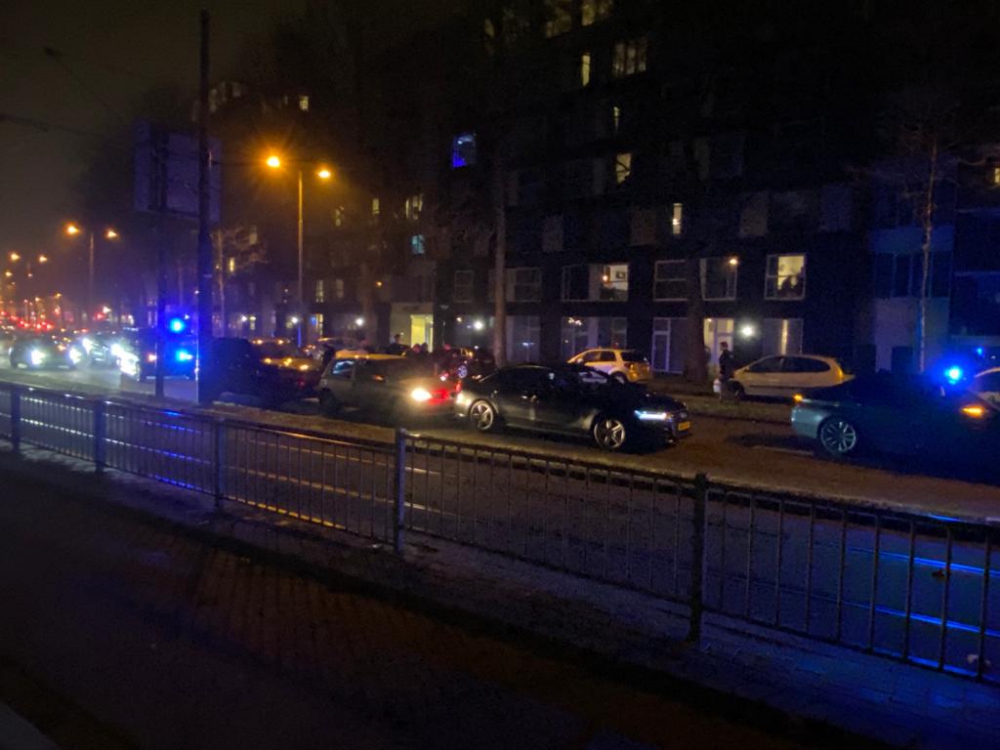 Arrestatieteam rijdt auto klem en houdt man aan op &#039;s-Gravelandseweg